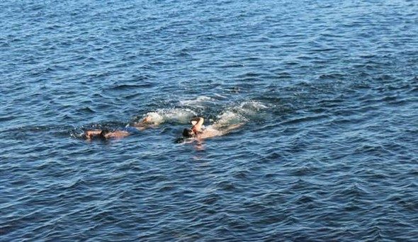 Denizden çıkıp, bikini ve şortla nikah kıydırdılar