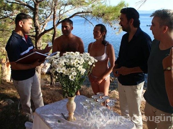 Denizden çıkıp, bikini ve şortla nikah kıydırdılar