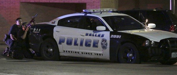 Dallas'ta polise ateş açtılar 