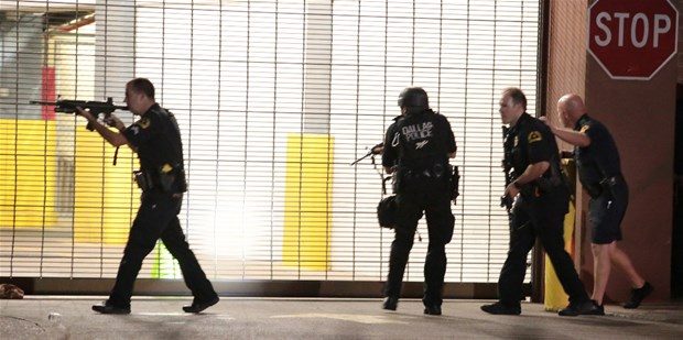 Dallas'ta polise ateş açtılar 