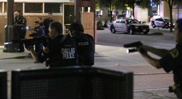 Dallas'ta polise ateş açtılar 