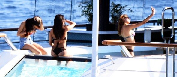 Lüks yat, 10 manken! Duyan onları görmeye gidiyor