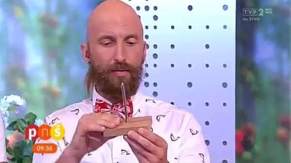 Canlı yayında inanılmaz kaza sunucuya m&acirc;l oldu!
