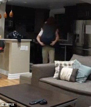 Kedisine baksın diye bir Türkle anlaştı ve böyle yakaladı