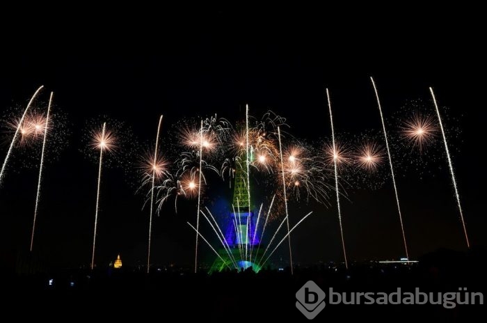 Eyfel Kulesi'nde gösteri