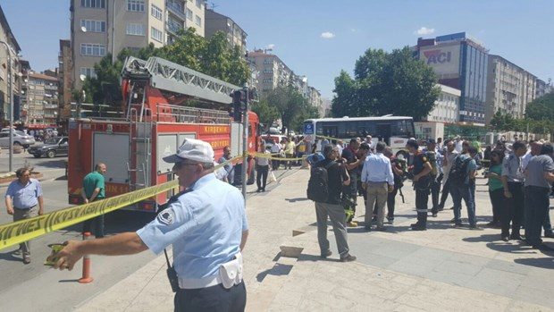 Havai fişekli soyguncuya linç girişimi!