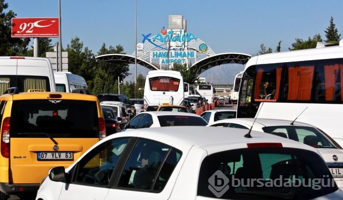 Antalya Havalimanı'ndaki 'güvenlik kuyruğu' bitmiyor!