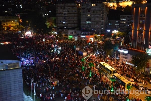Bursa halkı 'darbe girişimi'ne karşı meydanlara indi!