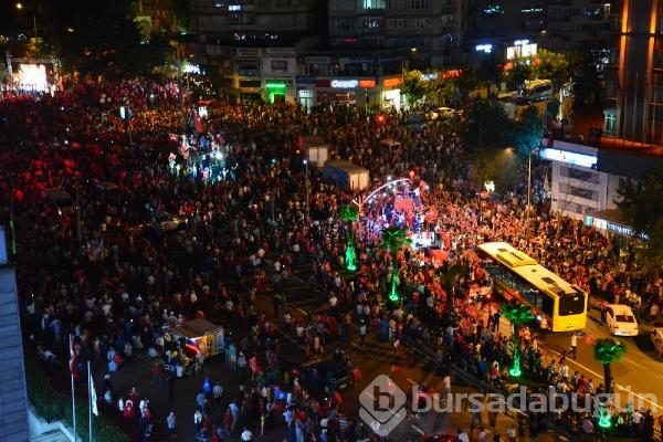 Bursa halkı 'darbe girişimi'ne karşı meydanlara indi!