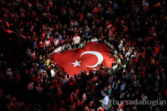 Bursa halkı 'darbe girişimi'ne karşı meydanlara indi!