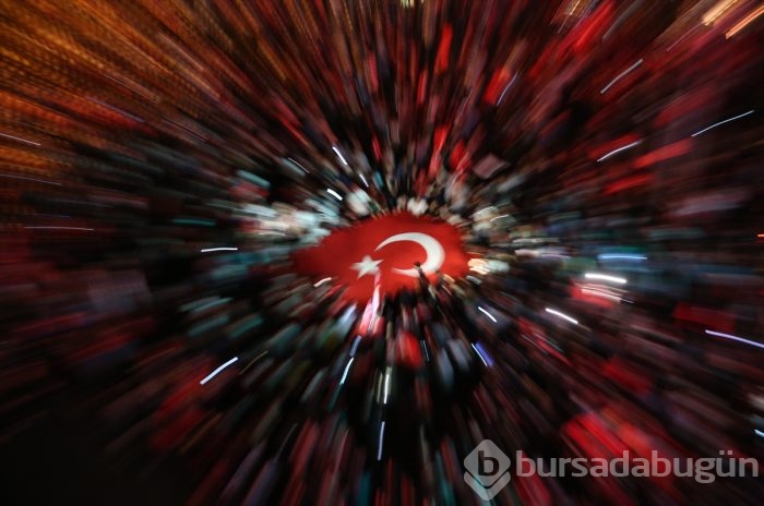 Bursa halkı 'darbe girişimi'ne karşı meydanlara indi!