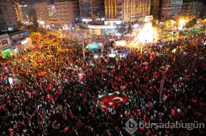 Bursa halkı 'darbe girişimi'ne karşı meydanlara indi!