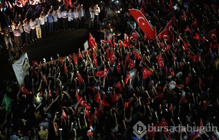 Bursa halkı 'darbe girişimi'ne karşı meydanlara indi!