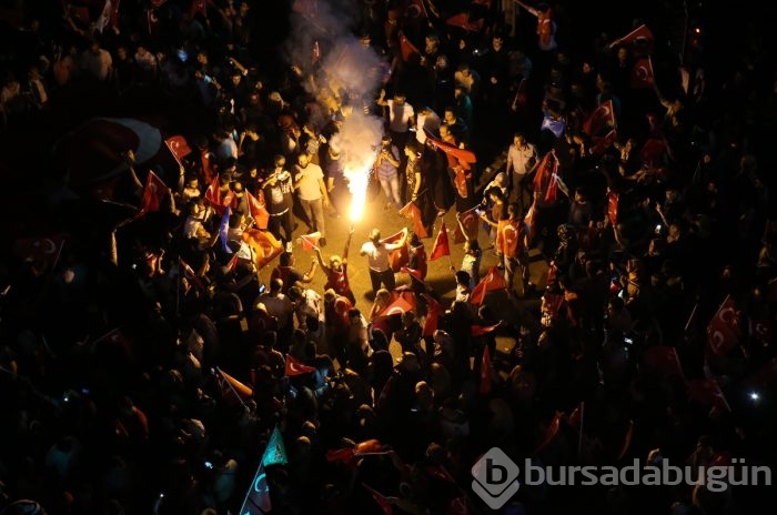 Bursa halkı 'darbe girişimi'ne karşı meydanlara indi!