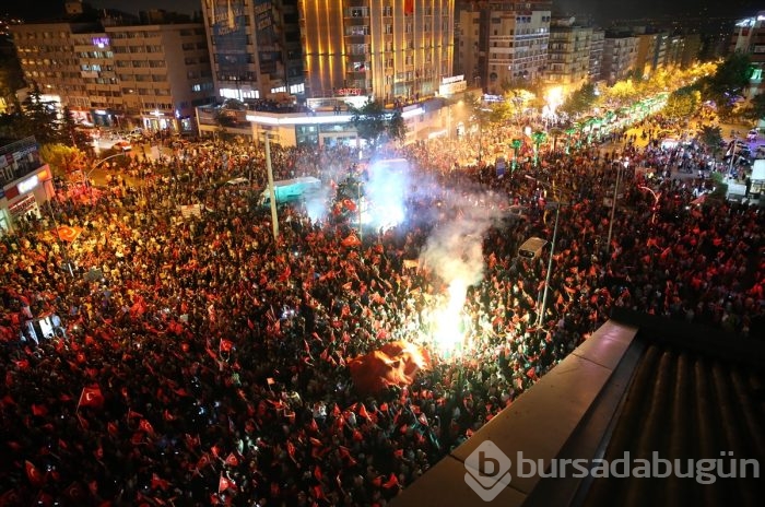 Bursa halkı 'darbe girişimi'ne karşı meydanlara indi!
