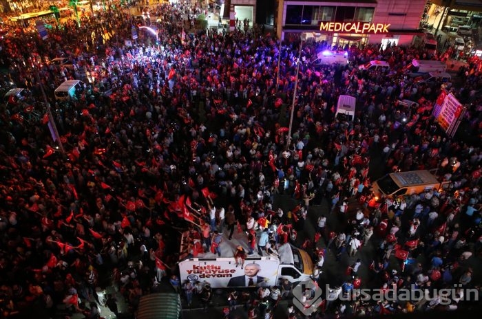 Bursa halkı 'darbe girişimi'ne karşı meydanlara indi!