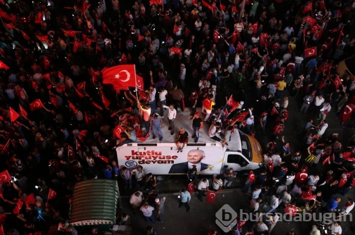 Bursa halkı 'darbe girişimi'ne karşı meydanlara indi!