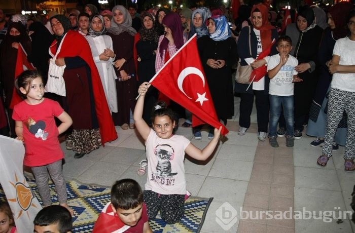 Bursa halkı 'darbe girişimi'ne karşı meydanlara indi!