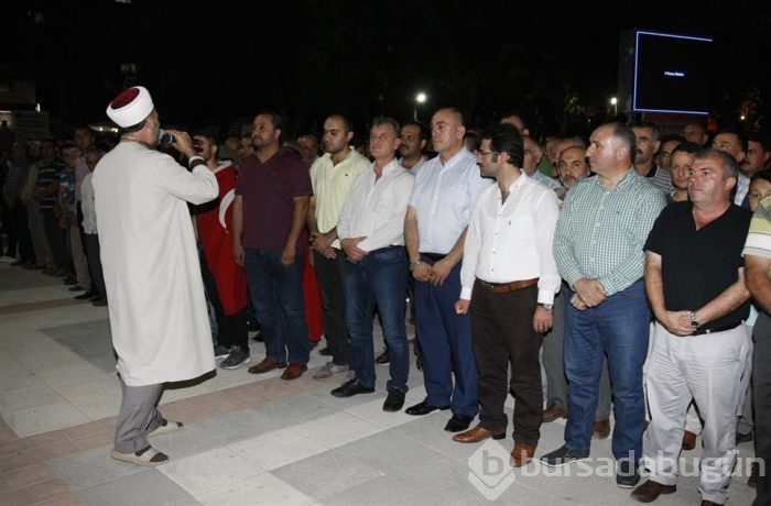 Bursa halkı 'darbe girişimi'ne karşı meydanlara indi!