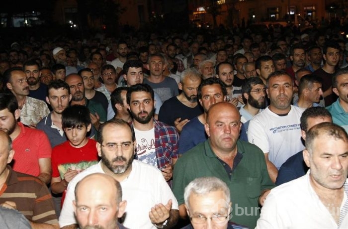 Bursa halkı 'darbe girişimi'ne karşı meydanlara indi!