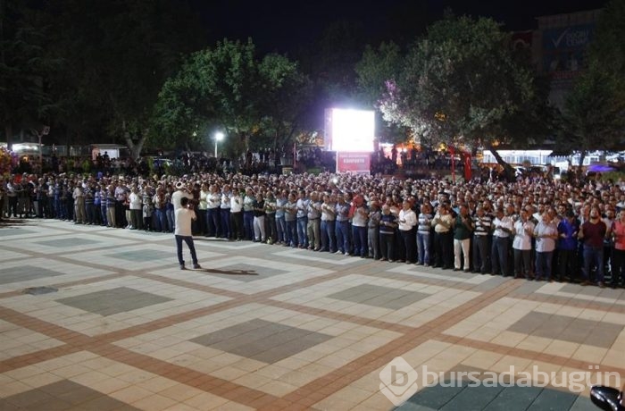 Bursa halkı 'darbe girişimi'ne karşı meydanlara indi!