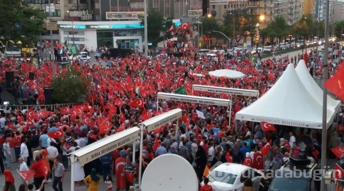 Bursa halkı 'darbe girişimi'ne karşı meydanlara indi!