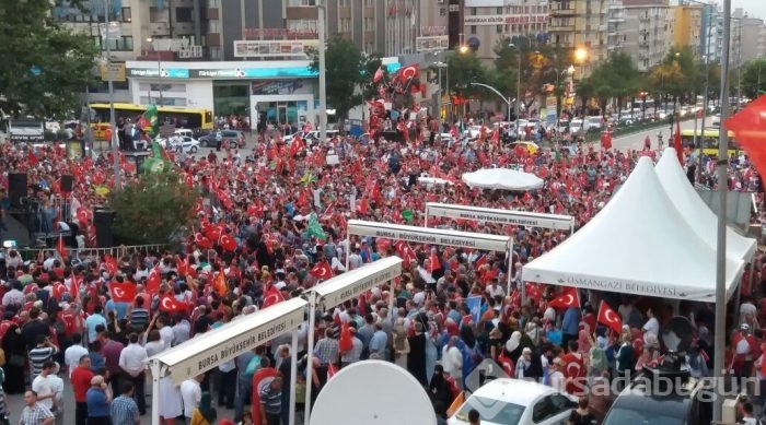Bursa halkı 'darbe girişimi'ne karşı meydanlara indi!