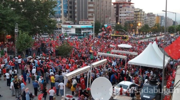 Bursa halkı 'darbe girişimi'ne karşı meydanlara indi!