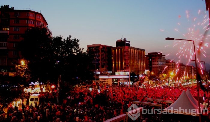 Bursa halkı 'darbe girişimi'ne karşı meydanlara indi!
