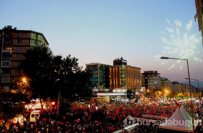 Bursa halkı 'darbe girişimi'ne karşı meydanlara indi!