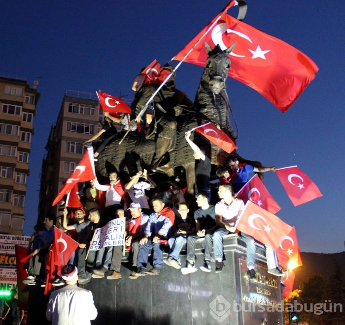 Bursa halkı 'darbe girişimi'ne karşı meydanlara indi!