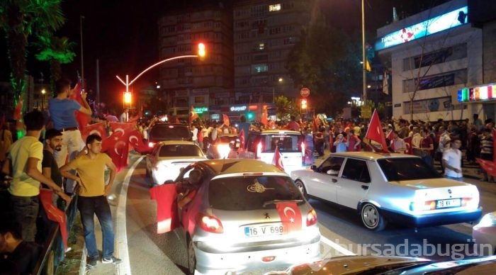 Bursa halkı 'darbe girişimi'ne karşı meydanlara indi!