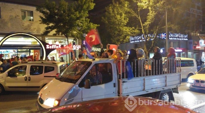 Bursa halkı 'darbe girişimi'ne karşı meydanlara indi!