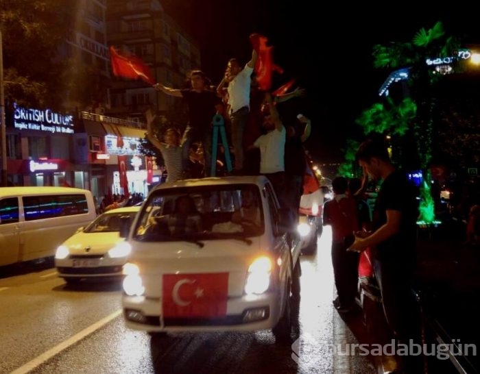 Bursa halkı 'darbe girişimi'ne karşı meydanlara indi!