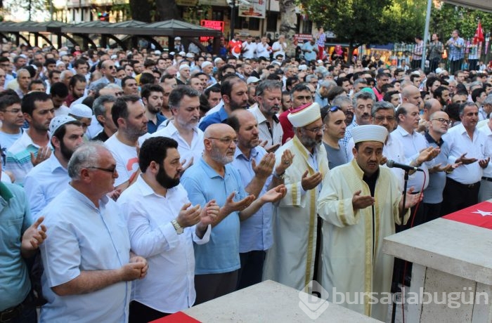 Bursa halkı 'darbe girişimi'ne karşı meydanlara indi!