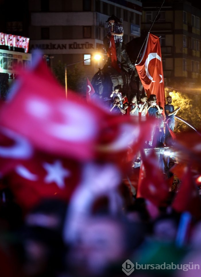 Bursa halkı 'darbe girişimi'ne karşı meydanlara indi!