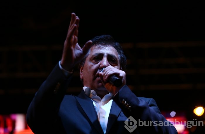 Bursa halkı 'darbe girişimi'ne karşı meydanlara indi!