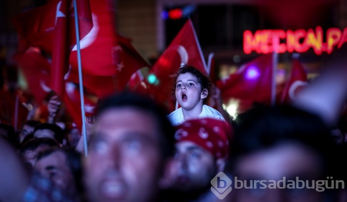 Bursa halkı 'darbe girişimi'ne karşı meydanlara indi!