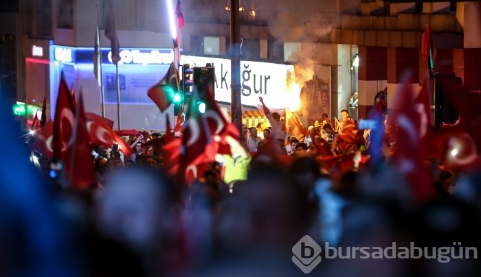 Bursa halkı 'darbe girişimi'ne karşı meydanlara indi!