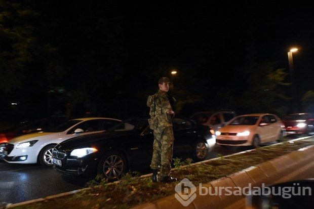 Askerin sokağa çıkmasıyla ilgili ilk fotoğraflar