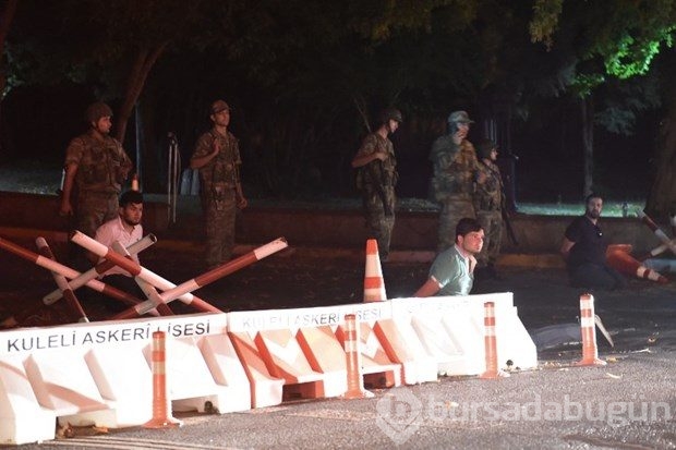 Askerin sokağa çıkmasıyla ilgili ilk fotoğraflar