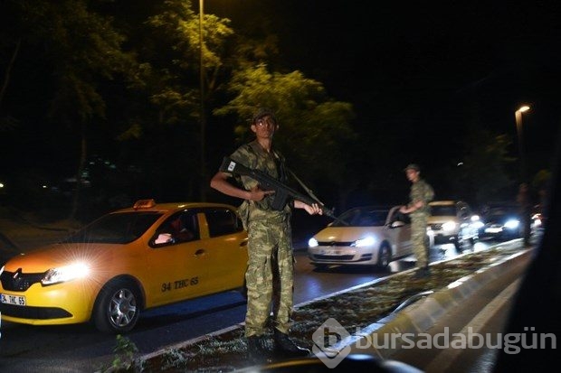 Askerin sokağa çıkmasıyla ilgili ilk fotoğraflar
