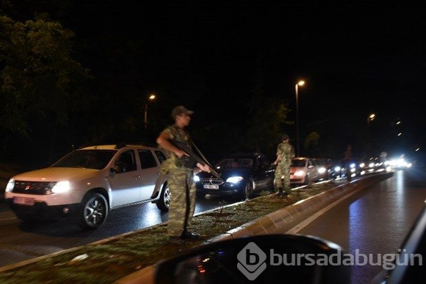 Askerin sokağa çıkmasıyla ilgili ilk fotoğraflar