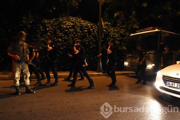 Askerin sokağa çıkmasıyla ilgili ilk fotoğraflar