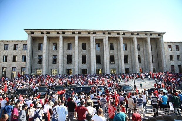 Vatandaş mecliste toplandı
