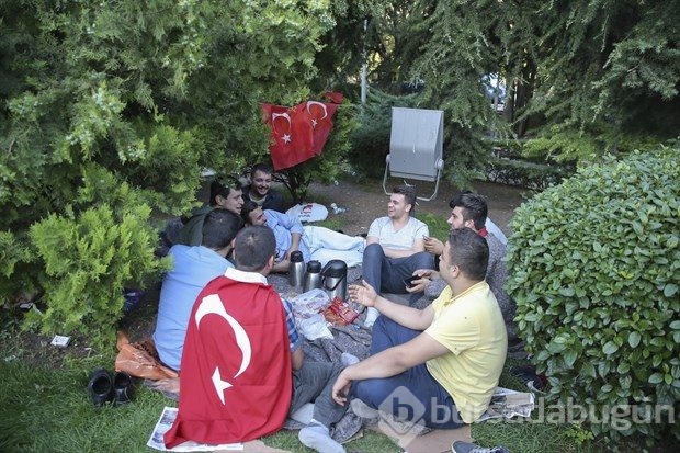 Sabaha kadar beklediler