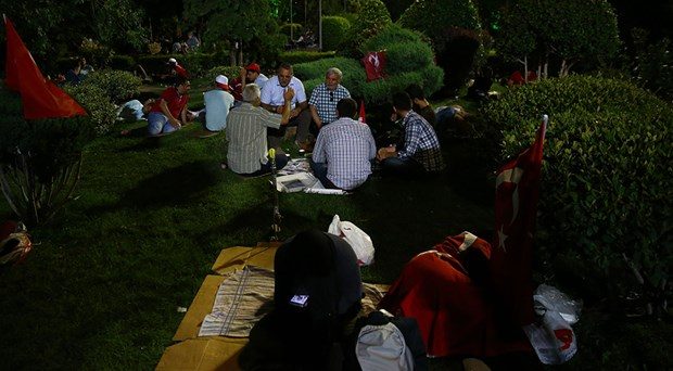 Sabaha kadar beklediler