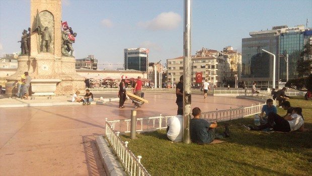 Sabaha kadar beklediler