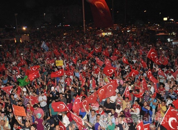 Darbe girişimine yurtta tepki devam ediyor