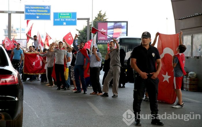 Halk darbeye karşı ayakta